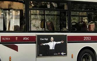 Una foto di Gigi Proietti su un autobus dell'Atac, Roma, 5 novembre 2020.
ANSA/Giorgiana Cristalli