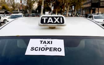 Tassisti aderiscono allo sciopero nazionale dei taxi proclamato dalle 8 alle 22 nel primo giorno dell'introduzione del nuovo Dpcm, Milano, 6 novembre 2020.ANSA/Mourad Balti Touati