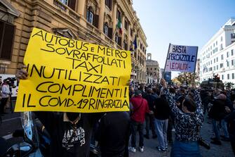 A moment of the strikers taxi drivers protest, in front of the headquarter of Italian Ministry of Economy, against the new decree issued by the Italian Government due to the Covid-19 emergency, Rome, Italy, 06 November 2020. ANSA / ANGELO CARCONI