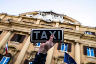 Striking taxi drivers protest, in front of the Ministry of Economy, against the 
new decree issued by the Italian Government due to the Covid-19 emergency, Rome, Italy, 06 November 2020.   ANSA / ANGELO CARCONI