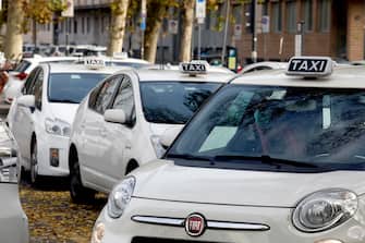Tassisti aderiscono allo sciopero nazionale dei taxi proclamato dalle 8 alle 22 nel primo giorno dell'introduzione del nuovo Dpcm, Milano, 6 novembre 2020.ANSA/Mourad Balti Touati