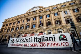 Striking taxi drivers protest, in front of the Ministry of Economy, against the 
new decree issued by the Italian Government due to the Covid-19 emergency, Rome, Italy, 06 November 2020.   ANSA / ANGELO CARCONI