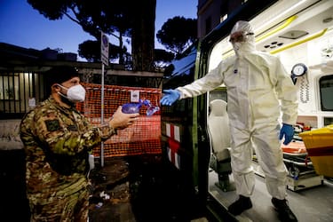 Foto Cecilia Fabiano/LaPresse 
06 Novembre  2020 Roma (Italia) 
Cronaca 
L&#x2019; Esercito fornisce ambulanze all&#x2019;ARES 118 per incrementare il servizio 
Nella foto: una delle ambulanze fornite dall&#x2019;Esercito
Photo Cecilia Fabiano/LaPresse
November 06 , 2020 Roma (Italy) 
News 
The National Army provide some ambulances to the ER service to support the first aid during the rise of Covid 19&#x2019;s case 
In the pic: one of the Army&#x2019;s ambulances