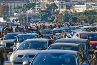 Folla e  traffico sul  lungomare Caracciolo di Napoli dove il clima estivo, nonostante la pandemia covid-19,  ha invogliato migliaia persone a concedersi una passeggiata,  7  novembre  2020.
ANSA / CIRO FUSCO