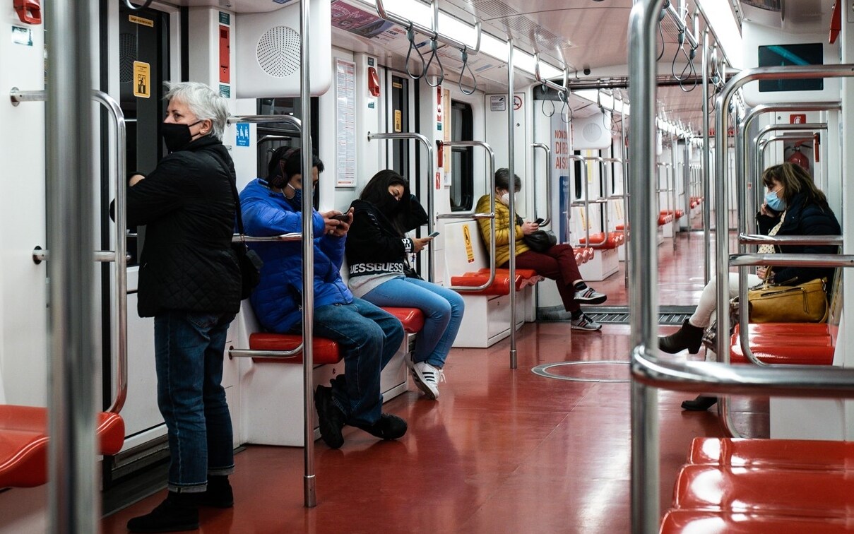 Milano Uomo In Galleria Disagi In Metro Sulla Linea Rossa Sky Tg24