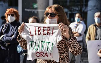 Manifestazione di protesta dei liberi cittadini "Uniti si Vince" contro il dpcm, Milano, 08 novembre 2020.
ANSA/MATTEO CORNER