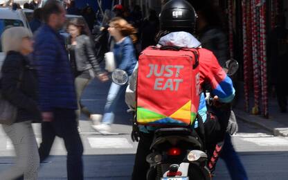 Dal 2021 i rider di Just Eat saranno assunti come dipendenti