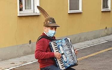 Alpino 81enne suona serenata alla moglie ricoverata in ospedale. VIDEO