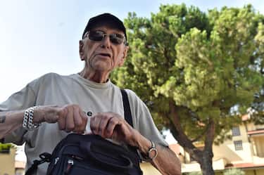 Giampiero Vigilanti, 86 anni, ex legionario, residente a Prato ma originario di Vicchio del Mugello (Firenze) fuori dalla sua abitazione a Prato, 27 luglio 2017 .
ANSA/MAURIZIO DEGL INNOCENTI