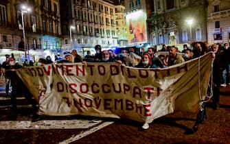 La protesta dei precari delle Reti sociali napoletane che, nel giorno dell'indicazione della  Campania come zona Rossa per l'emergenza Covid-19,  hanno organizzato un sit-in davanti alla Prefettura in piazza del Plebiscito ed esposto un grande striscione con la richiesta di una Patromoniale necessaria per  per garantire gli ammortizzatori sociali 13  novembre  2020
ANSA / CIRO FUSCO