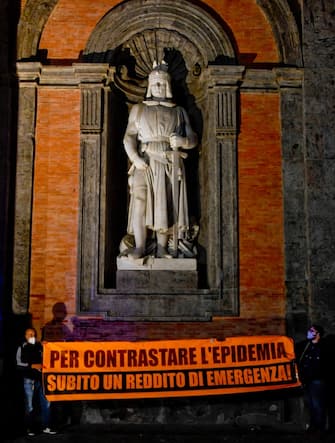 La protesta dei precari delle Reti sociali napoletane che, nel giorno dell'indicazione della  Campania come zona Rossa per l'emergenza Covid-19,  hanno organizzato un sit-in davanti alla Prefettura in piazza del Plebiscito ed esposto un grande striscione con la richiesta di una Patromoniale necessaria per  per garantire gli ammortizzatori sociali 13  novembre  2020
ANSA / CIRO FUSCO