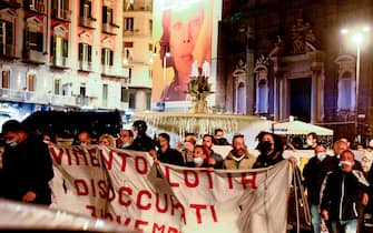 La protesta dei precari delle Reti sociali napoletane che, nel giorno dell'indicazione della  Campania come zona Rossa per l'emergenza Covid-19,  hanno organizzato un sit-in davanti alla Prefettura in piazza del Plebiscito ed esposto un grande striscione con la richiesta di una Patromoniale necessaria per  per garantire gli ammortizzatori sociali 13  novembre  2020
ANSA / CIRO FUSCO