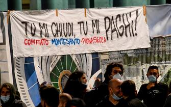 La protesta dei precari delle Reti sociali napoletane che, nel giorno dell'indicazione della  Campania come zona Rossa per l'emergenza Covid-19,  hanno organizzato un sit-in davanti alla Prefettura in piazza del Plebiscito ed esposto un grande striscione con la richiesta di una Patromoniale necessaria per  per garantire gli ammortizzatori sociali 13  novembre  2020
ANSA / CIRO FUSCO