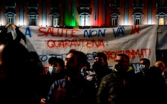 La protesta dei precari delle Reti sociali napoletane che, nel giorno dell'indicazione della  Campania come zona Rossa per l'emergenza Covid-19,  hanno organizzato un sit-in davanti alla Prefettura in piazza del Plebiscito ed esposto un grande striscione con la richiesta di una Patromoniale necessaria per  per garantire gli ammortizzatori sociali 13  novembre  2020
ANSA / CIRO FUSCO