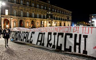 La protesta dei precari delle Reti sociali napoletane che, nel giorno dell'indicazione della  Campania come zona Rossa per l'emergenza Covid-19,  hanno organizzato un sit-in davanti alla Prefettura in piazza del Plebiscito ed esposto un grande striscione con la richiesta di una Patromoniale necessaria per  per garantire gli ammortizzatori sociali 13  novembre  2020
ANSA / CIRO FUSCO