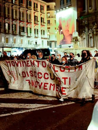 La protesta dei precari delle Reti sociali napoletane che, nel giorno dell'indicazione della  Campania come zona Rossa per l'emergenza Covid-19,  hanno organizzato un sit-in davanti alla Prefettura in piazza del Plebiscito ed esposto un grande striscione con la richiesta di una Patromoniale necessaria per  per garantire gli ammortizzatori sociali 13  novembre  2020
ANSA / CIRO FUSCO