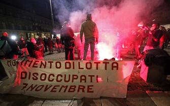 Napoli Covid proteste dei precari e dei disoccupati in piazza Plebiscito in favore della Patrimoniale ai ricchi (Napoli - 2020-11-13, Napolipress) p.s. la foto e' utilizzabile nel rispetto del contesto in cui e' stata scattata, e senza intento diffamatorio del decoro delle persone rappresentate