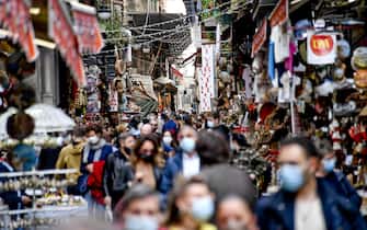 Folla di passanti nel centro storico di Napoli e nei vicoli degli artigiani del presepe nell'ultimo giorno di libera circolazione prima dell'entrata della Campania in ' Zona Rossa' ad alto rischio di contagio e diffusione del covid-19, 14 novembre 2020. ANSA / CIRO FUSCO