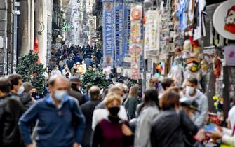 Folla di passanti nel centro storico di Napoli e nei vicoli degli artigiani del presepe nell'ultimo  giorno di libera circolazione prima dell'entrata della Campania in ' Zona Rossa' ad alto rischio di contagio e diffusione del covid-19, 14  novembre  2020. ANSA / CIRO FUSCO