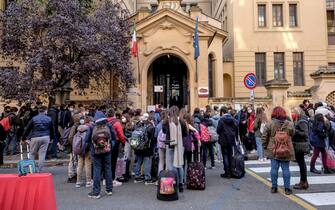 Ingresso degli studenti in una scuola durante il primo giorno del nuovo dpcm, Roma, 26 ottobre 2020.
ANSA/ALESSANDRO DI MEO