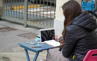 Gli studenti della scuola media Calvino e del liceo Gioberti protestano contro la didattica a distanza, seguendo le lezioni davanti agli ingressi degli istituti. Torino, 10 novembre 2020 ANSA/JESSICA PASQUALON