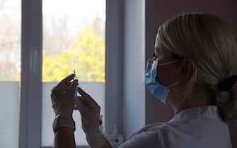 RYAZAN  REGION, RUSSIA - OCTOBER 26, 2020: A feldsher (paramedical practitioner) in a face mask looks at a syringe as she prepares to administer a flu vaccine in a rural medical centre in the village of Panino, Spassk-Ryazansky District, during the COVID-19 pandemic. Alexander Ryumin/TASS/Sipa USA (- - 2020-10-26, TASS / IPA) p.s. la foto e' utilizzabile nel rispetto del contesto in cui e' stata scattata, e senza intento diffamatorio del decoro delle persone rappresentate