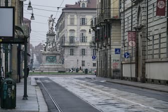 Strade e piazze deserte per il secondo lockdown nel centro di Torino, 12 novembre 2020. ANSA/TINO ROMANO