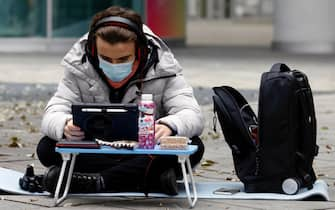 Students study on the street  in front of the Palazzo della Regione Lombardia (Regional Assembly) to protest against the closure of the school imposed by the dpcm government for the increase in covid infections, Milan, Italy, 13 November 2020.
ANSA/Mourad Balti Touati