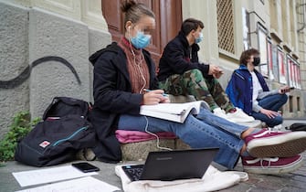 Gli studenti della scuola media Calvino e del liceo Gioberti protestano contro la didattica a distanza, seguendo le lezioni davanti agli ingressi degli istituti. Torino, 10 novembre 2020 ANSA/JESSICA PASQUALON