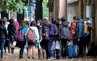 Ingresso degli studenti in una scuola durante il primo giorno del nuovo dpcm, Roma, 26 ottobre 2020.
ANSA/ALESSANDRO DI MEO