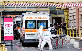 File di ambulanze all'ospedale San Filippo Neri di Roma, 3 novembre 2020. ANSA/MASSIMO PERCOSSI