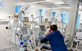Tecnici ed infermieri al lavoro per allestire nuovi posti nei reparti di terapia intensiva dell' ospedale modulare Covid  dell'' Ospedale del Mare e Napoli 20  ottobre 2020
ANSA / CIRO FUSCO