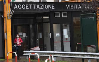 L'entrata dell'ospedale di Vizzolo Predabissi, a sud di Milano, 23 otobre 2020. Sale a 20 il numero dei dipendenti dell'ospedale che sono risultati positivi al coronavirus tra medici, infermieri dei reparti di ostetricia, ginecologia, radiologia e oncologia e amministrativi. Sei giorni fa erano 8. Tutti i positivi, per lo più asintomatici, sono in quarantena. Non è all'ordine del giorno la chiusura di alcun reparto.ANSA/DANIEL DAL ZENNARO