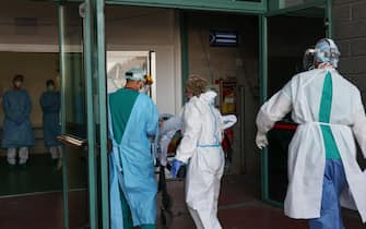 Il primo paziente di coronavirus  all'ospedale da campo degli alpini nella Fiera di Bergamo, 2 novembre 2020. Ansa/Filippo Venezia