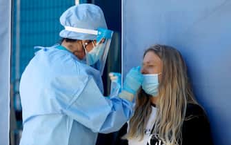 Una dottoressa esegue il tampone rileva Covid su una ragazza all'Ospedale San Paolo a Milano, 1 settembre 2020.ANSA/Mourad Balti Touati