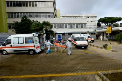 Napoli, danneggia porta dell'ospedale Cardarelli: denunciata