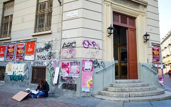 Maya accanto all'ingresso del liceo Gioberti, nonostante la preside non le consenta di frequentare le lezioni dalla strada. Torino, 19 novembre 2020 ANSA/JESSICA PASQUALON