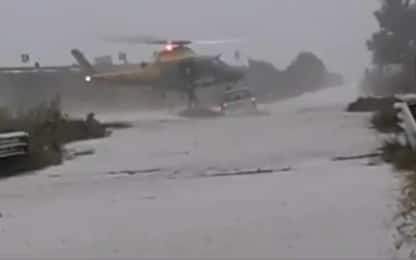 Crotone, donna intrappolata salvata da elicottero della GdF. VIDEO