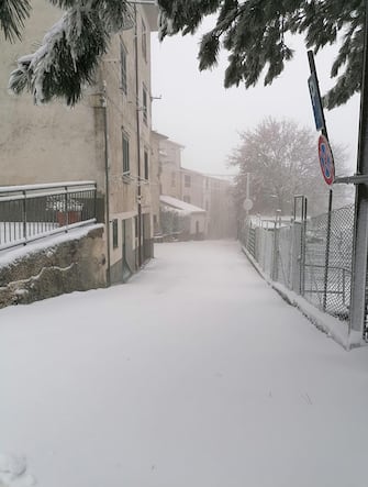 La neve che sta cadendo a Capracotta, in Molise, 21 novembre 2020.
ANSA/NEVE APPENNINO