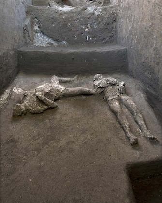 The casts resurrect two bodies, master and slave: they are the almost intact bodies of two men, a forty-year-old wrapped in a warm wool cloak and his young slave already bent by the fatigues of life, the new exciting revelation of Pompeii, the fruit of an excavation that went on even in these hardest weeks of the pandemic and that ANSA Agency is able to document EXCLUSIVELY, Pompeii, 21 November 2020. "A truly exceptional discovery - underlines enthusiastic director Massimo Osanna, who has also headed the general management since September 2020 of public museums - because for the first time after more than 150 years from the first use of the technique it was possible not only to create perfectly successful casts of the victims, but also to investigate and document with new technologies the things they had with them in the moment in which they were hit and killed by the boiling vapors of the eruption ". ANSA / LUCA SPINA / ARCHAEOLOGICAL PARK OF POMPEII+++ NO SALES, EDITORIAL USE ONLY +++