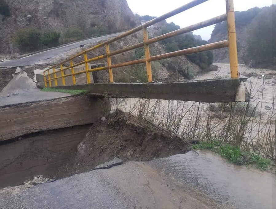 Il ponte crollato a Melissa, provincia di Crotone Crotone ponte maltempo