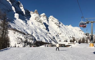 Le piste da sci nel comprensiorio del monte Civetta, tra Alleghe e Selva di Cadore, sulle dolomiti bellunesi, 26 dicembre 2019.
ANSA/GIANLUCA FAGGIN