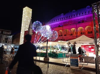 Piazza della Frutta e il Palazzo della Ragione illuminati per il Natale, a Padova, 21 novembre 2020.   ANSA / Michele Galvan