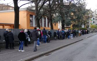 L'afflusso dei bolzanini per lo screening di massa, iniziato alle ore 8. In molte parti della citt‡ davanti ai presidi, in quasi tutti i casi i tradizionali seggi elettorali, si sono formate lunghe code. Fino a domenica gli altoatesini sono invitati a sottoporsi a titolo volontario e gratuito al tampone rapido. A Bolzano, secondo le vie e il numero civico, sono state assegnate delle 'finestre temporali', per partecipare, 20 Novembre 2020.ANSA/ G.NEWS