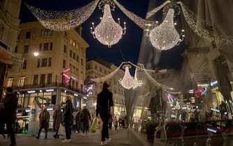 epa08824138 People walk along the Graben shopping street, a day before the second nationwide lockdown in Vienna, Austria, 16 November 2020. The Austrian government imposed a second lockdown to slow down the ongoing pandemic of the COVID-19 disease caused by the SARS-CoV-2 coronavirus, from 17 November 2020 until at least 06 December 2020.  EPA/CHRISTIAN BRUNA