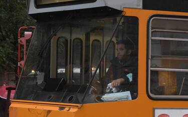 Un tram con la scritta fuori servizio percorre una strada del centro, Milano, 23 ottobre 2020.La sigla Cub ha indetto uno sciopero generale per tutta la giornata di venerdì 23 ottobre, coinvolgendo il settore dei trasporti pubblico e privato. ANSA/DANIEL DAL ZENNARO