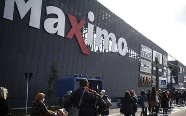 Foto Cecilia Fabiano/ LaPresse 
27 Novembre  2020 Roma (Italia)
Cronaca  : 
Black Friday prima di Natale 
Nella Foto : inaugurazione del Centro Commerciale Maximo, ressa e file 
Photo Cecilia Fabiano/LaPresse
November 27 , 2020  Roma (Italy) 
News:
Black Friday before Christmas 
In the Pic : inauguration of Maximo Mall