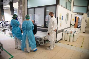 A health workers wearing face mask suite take care the  patients, at the First Aid Galliera Hospital in Genoa, Italy, 27 November 2020. Italy is struggling to? curb ther spread in the second wave of Covid-19 pandemic. ANSA/LUCA ZENNARO