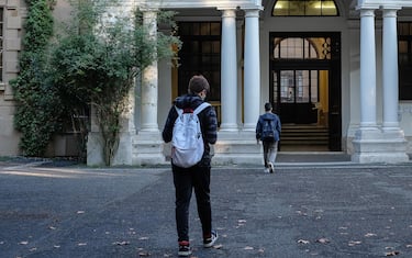 Ingresso degli studenti in un liceo durante il primo giorno del nuovo dpcm, Roma, 26 ottobre 2020.
ANSA/ALESSANDRO DI MEO