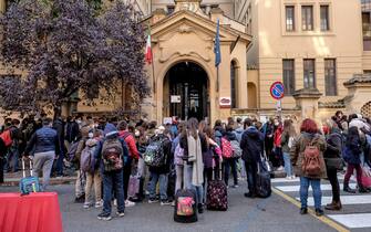 Ingresso degli studenti in una scuola durante il primo giorno del nuovo dpcm, Roma, 26 ottobre 2020.
ANSA/ALESSANDRO DI MEO
